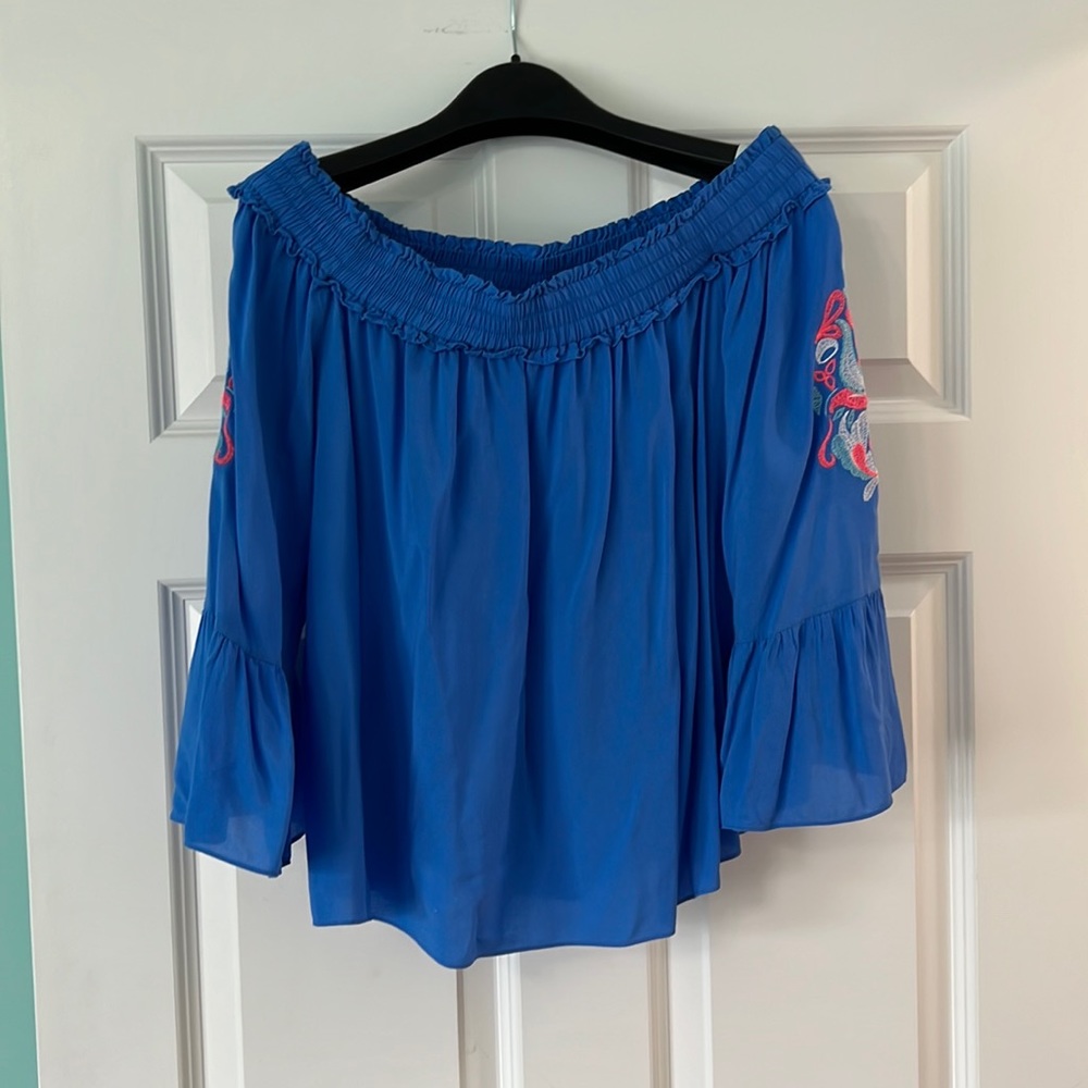 Lilly Pulitzer blue off shoulder blouse w/embroidered sleeves size small